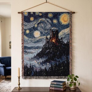 Gotische Burgruine – Sternennacht-Wandteppich, mittelalterlicher Wandbehang im Van-Gogh-Stil, Wandbild „Feuerturm“ aus der Dark-Academia-Ära, Fantasy-Decke als Geschenk