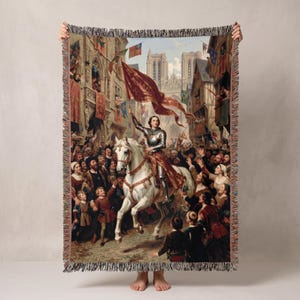 Wandteppich mit mittelalterlichem Kriegerinnenkleid im Renaissancestil, Wandbild mit Ritterrüstung und Wappen, gotische Mittelalterdecke, gewebter antiker Dekor
