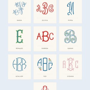 Pode incluir: Um gr&aacute;fico da Maison Renaud exibindo dez estilos de monograma distintos rotulados como Nana, Olivia, Pippa, Renaud, Ribbon, Sarah, Scallop, Ted, Vienna e Virginia. Cada quadrado apresenta um design de letra &uacute;nico com v&aacute;rias cores e fontes.