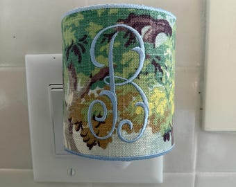 刺繍入りファブリックシェード付き、カスタムモノグラム入りプラグイン式ナイトライト
