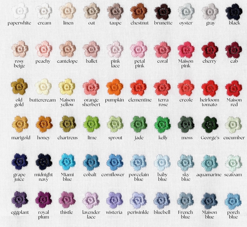 Pode incluir: Uma cartela de cores com sessenta pequenos motivos florais bordados dispostos em seis linhas de dez. Cada flor est&aacute; rotulada com o nome da cor correspondente em texto preto, variando de tons neutros e rosas a vermelhos, laranjas, verdes, azuis e roxos vibrantes.