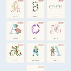 Pode incluir: Uma exibi&ccedil;&atilde;o digital intitulada Maison Renaud Premium Styles apresentando dez designs distintos de alfabeto e nomes em estilo bordado. Cada quadrado mostra uma letra ou nome &uacute;nico, incluindo Amelie, Bugsy, Cece, Jemima, Lacey, Lisette, Mary, Maryanne, Peter e Tate, com v&aacute;rios motivos florais, de insetos e de personagens.