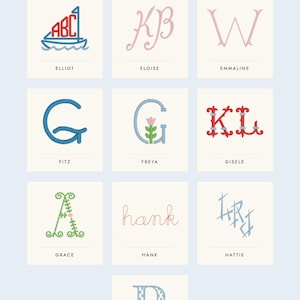 Pode incluir: Uma tabela Maison Renaud Monogram Styles com dez designs de letras bordadas distintos rotulados como Elliot, Eloise, Emmaline, Fitz, Freya, Gisele, Grace, Hank, Hattie e Helene, exibidos em uma grade sobre um fundo azul claro.