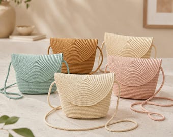 Piccola borsa a tracolla in paglia da donna, borsetta intrecciata a mezzaluna in stile boho, borsa a spalla estiva da spiaggia, accessorio per outfit casual, borsa in rattan