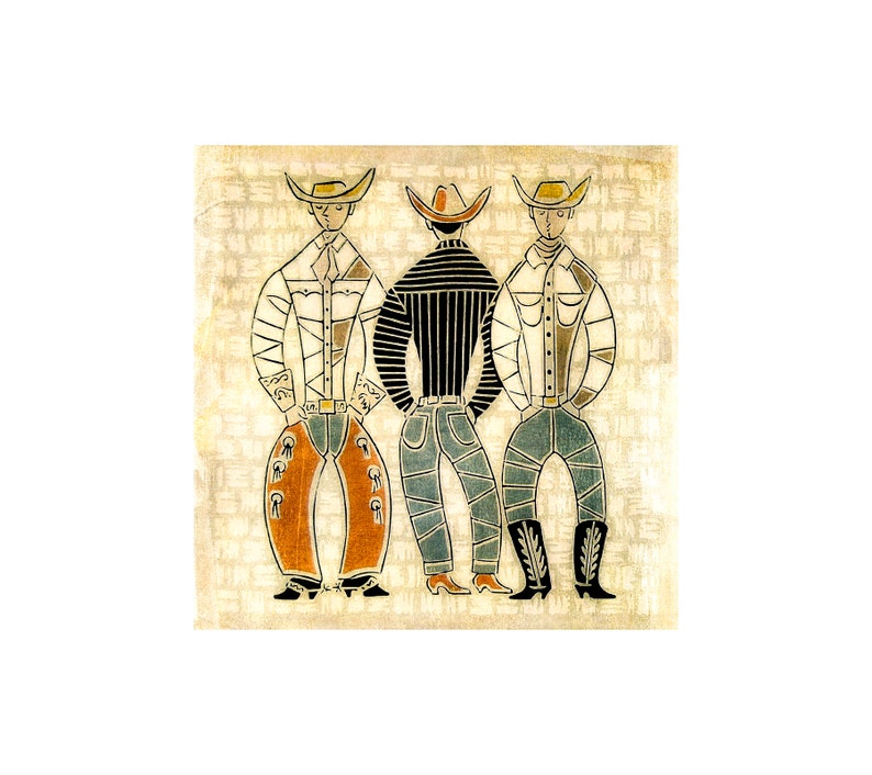 Op de afbeelding: Drie cowboys met hoeden en verschillende gekleurde shirts en broeken staan in een rij. De cowboy links draagt een wit shirt met een bruin vest en een bruine broek. De cowboy in het midden draagt een zwart-wit gestreept shirt en een blauwe jeans. De cowboy rechts draagt een wit shirt met een bruin vest en een blauwe jeans.