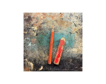 Foto met twee rode potloden, rustieke werkbank, Wabi Sabi