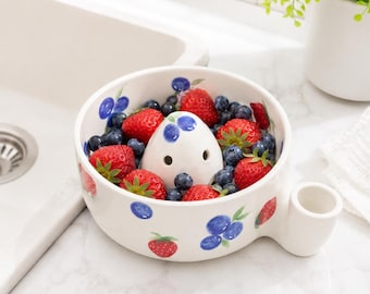 Miska na truskawki i jagody, ceramiczna myjka do owoców, biała miska sitkowa, ręcznie robiona ceramika, płuczka do produktów, boczny kanał odpływowy, prezent Cottagecore