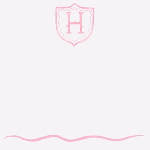 Può includere: Un design grafico rosa chiaro su sfondo bianco che presenta un emblema a forma di scudo con la lettera H centrata all'interno. Sotto lo scudo, una singola linea ondulata orizzontale si estende nella parte inferiore dell'immagine in rosa.