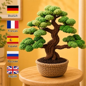 Könnte beinhalten: Ein gehäkelter Bonsai-Baum mit einem strukturierten braunen Stamm und Ästen mit leuchtend grünen Blattbüscheln. Der Baum ist in einen runden, hellbeigen gehäkelten Topf gepflanzt, der mit dunkelbraunem Garn gefüllt ist, das Erde darstellt.