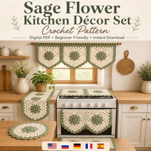 Puede incluir: Un conjunto de patrones de ganchillo titulado Sage Flower Kitchen Décor Set con motivos florales en crema y verde salvia. El set incluye una cenefa, funda para estufa, camino de mesa y tapete redondo, todos con un diseño de granny square.