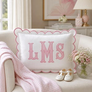 Funda de almohada con monograma personalizado: cojín bordado con borde festoneado, funda de almohada con inicial personalizada, decoración Grandmillennial, almohada con nombre para la habitación del bebé.