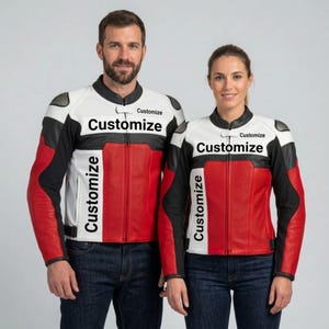 Peut inclure: Deux vestes de moto présentant un design à blocs de couleurs blanc, rouge et noir. Les vestes ont un col officier, une fermeture éclair frontale et le mot Customize imprimé en noir sur la poitrine et verticalement sur le panneau avant.
