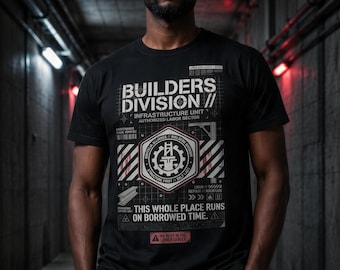 Może przedstawiać: Czarny t-shirt z krótkim rękawem z biało-czerwonym nadrukiem graficznym z napisem BUILDERS DIVISION, INFRASTRUCTURE UNIT, AUTHORIZED LABOR SECTOR oraz THIS WHOLE PLACE RUNS ON BORROWED TIME, wraz z technicznymi schematami i symbolami.