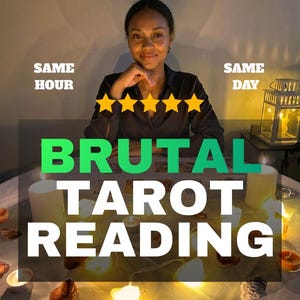 Könnte beinhalten: Ein Tarot-Leseservice mit dem Text SAME HOUR, SAME DAY und BRUTAL TAROT READING sowie fünf gelben Sternen. Die Szene zeigt eine Person in einem schwarzen Hemd hinter einem Tisch mit Tarotkarten, weißen Kerzen und leuchtenden Lichtern.