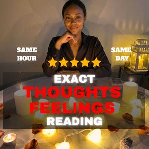 Könnte beinhalten: Ein Tisch mit grauer Tischdecke, weißen Stumpenkerzen, kleinen Teelichtern und leuchtenden kristallförmigen Lichtern. Der Text auf dem Bild lautet: SAME HOUR, SAME DAY, fünf gelbe Sterne, EXACT THOUGHTS FEELINGS READING.