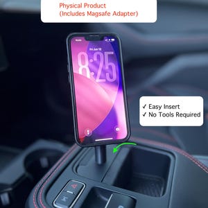 以下が含まれることがあります： 車のセンターコンソールに差し込まれたMagSafeアダプター付きの黒いスマートフォン。画像内のテキストには「Physical Product (Includes Magsafe Adapter)」、「Easy Insert」、「No Tools Required」と記載されています。画面には8:25と表示されています。