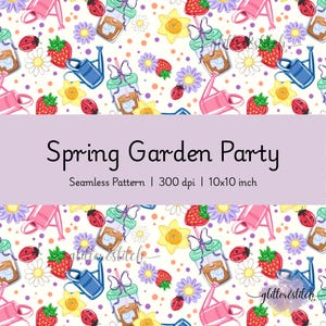 Puede incluir: Un patrón sin costuras titulado Spring Garden Party con ilustraciones de fresas, mariquitas, narcisos amarillos, margaritas moradas, regaderas azules y rosas, y bebidas heladas en frascos con lazos morados sobre un fondo blanco con puntos.