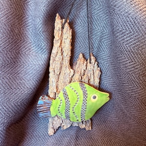Decoración de pared de peces de cerámica hechos a mano / Adorno de pared de cerámica costera / Decoración para casas de playa / Escultura de peces náutica / Arte cerámico inspirado en el océano