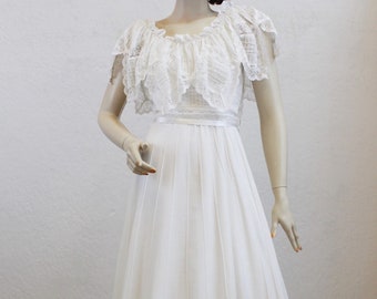 1970's Maxi Dress with Flutter Sleeves in White Cotton / Retro Wedding Gown / Gunne Sax Style Gown / Size: 25" Waist