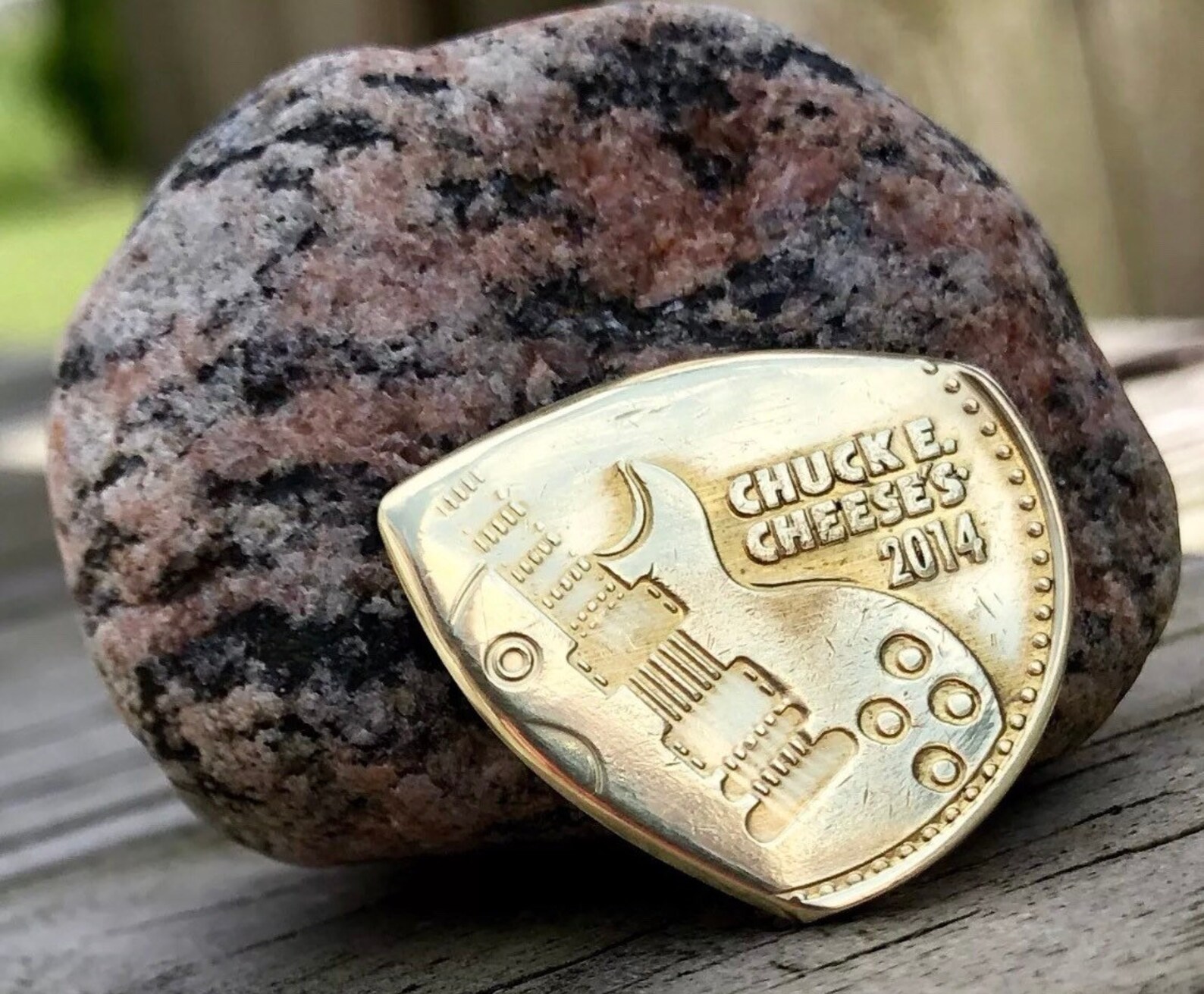 Монета гитара. Монеты в виде гитар. Монеты гитары сомали. Монета гитара. Деньги в виде гитары.