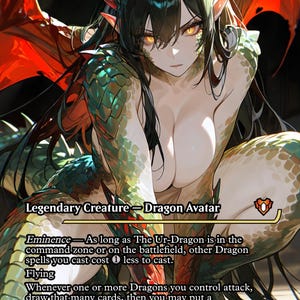 Peut inclure: Une carte à collectionner intitulée The Ur-Dragon présentant une illustration de style anime d'un dragon humanoïde aux longs cheveux noirs, aux yeux ambrés et aux écailles vertes. La carte affiche le texte Legendary Creature Dragon Avatar, 10/10.