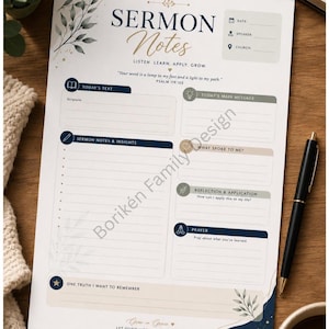 Op de afbeelding: Een wit vel voor preeknotities met donkerblauwe en gouden tekst, inclusief secties voor datum, spreker, kerk, schriftlezing, inzichten, reflectie en gebed. De pagina is versierd met botanische bladillustraties en de tekst Psalm 119:105.
