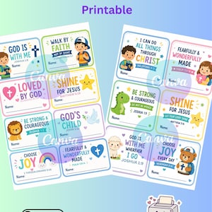 Op de afbeelding: Een printbaar vel met rechthoekige labels voor kinderen met een christelijk thema, voorzien van kleurrijke illustraties van kinderen, dieren en religieuze symbolen. Elk label bevat een bijbelvers en een ruimte voor een naam.