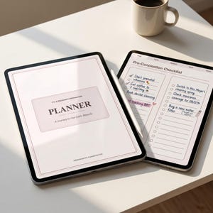 Puede incluir: Dos tabletas que muestran un planificador digital con un lápiz óptico blanco. La pantalla izquierda muestra una portada titulada TTC & PREGNANCY PREPARATION PLANNER A Journey to Our Little Miracle. La derecha muestra una lista de tareas.