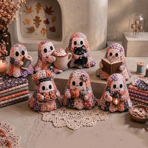 Può includere: Una collezione di sette statuette di fantasmi in tessuto realizzate con tessuto patchwork floreale. Ogni fantasma ha occhi a bottone neri e tiene in mano un oggetto diverso, tra cui un rocchetto di filo, una tazza, un gatto nero, un libro, biscotti, zucche o una lanterna.