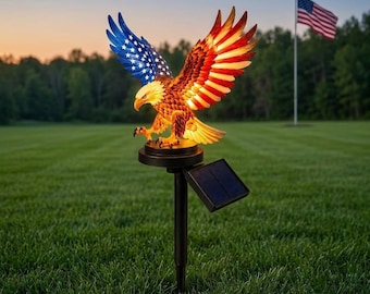 Patriotischer Weißkopfseeadler-Solar-Gartenstecker, leuchtender Adler als Gartendekoration, Außenbeleuchtung zum Gedenktag, Geschenkidee mit Adlermotiv im Stil der amerikanischen Flagge