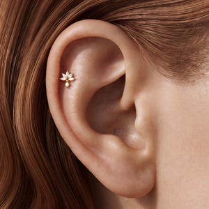 925er Sterlingsilber, vergoldeter Ohrstecker mit Marquise-Zirkonia und floralem Anhänger ・Flaches Knorpelpiercing ・Zarter Blütenohrring ・Geschenk für Frauen
