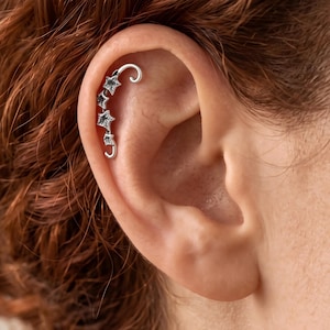 Pendiente curvo de cuatro estrellas envejecido de plata de ley 925 · Piercing de cartílago celestial con parte trasera plana · Pendiente envolvente vintage · Regalo gótico para mujer