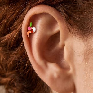 Pendiente de plata de ley 925 con esmalte y forma de bastón de caramelo, con parte trasera plana y rosca, ideal para piercings en hélix, tragus, concha y cartílago. Regalo perfecto para Navidad.