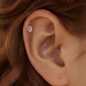 Pendiente de botón en espiral de plata de ley 925 · Joyería para piercing con parte trasera plana y lisa · Pendiente para cartílago · Regalo minimalista para mujer