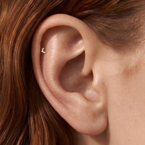Vergoldeter Piercing-Stecker aus 925er Sterlingsilber mit V-förmigem Zirkonia-Motiv ・Flacher Tragus-Ohrring mit Scheibenverschluss ・Kleiner, geometrischer V-förmiger Ohrring ・Minimalistisches Geschenk für Sie