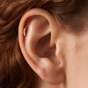 Brinco de cartilagem com zircônia cúbica curvada e base plana, em prata de lei S925 e ouro, joia minimalista e delicada para hélice, um presente perfeito para ela.