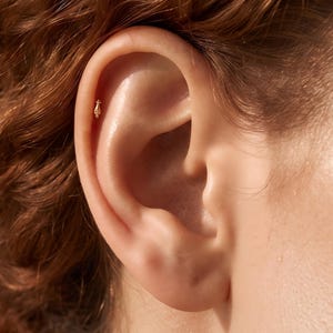 Zarter, tropfenförmiger Ohrstecker mit Perlen, flacher Verschluss, 925er Sterlingsilber, minimalistischer Ohrschmuck aus massivem Metall – das perfekte Geschenk für Sie