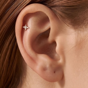 Brinco de piercing de cartilagem em prata de lei S925 com pérola baguete e zircônia cúbica, modelo North Star, com base plana. Uma joia celestial delicada para presentear.