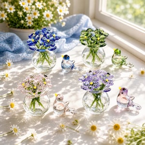 Handgjord vas i glas med glasfågel, miniblomsterdekor, färgglad bukett