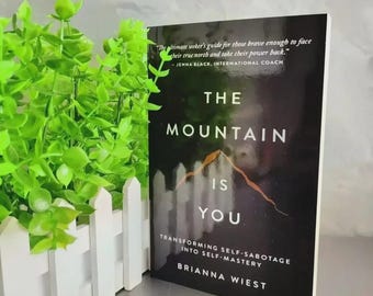 O livro "A Montanha É Você", de Brianna Wiest, é um livro motivacional de autoajuda em inglês.