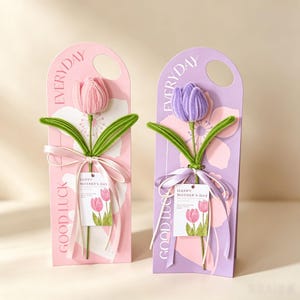 Peut inclure: Deux cartes-cadeaux verticales avec une tulipe en cure-pipe rose et une autre violette. Chaque carte présente une découpe circulaire en haut, le texte EVERYDAY et GOOD LUCK, et une étiquette attachée par un ruban indiquant HAPPY MOTHER'S DAY.