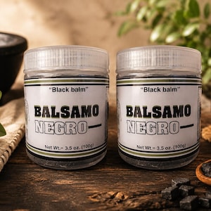 Puede incluir: Dos frascos de plástico transparente con etiquetas blancas que muestran el texto "Black balm" y "BALSAMO NEGRO" en letras negras negritas. Cada etiqueta indica un peso neto de 100g (3,5 oz.). Los frascos tienen tapas de rosca.