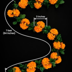 Puede incluir: Una guirnalda decorativa con flores de cal&eacute;ndula de color naranja vibrante y hojas verdes. La guirnalda mide 213 cm de longitud total, con cabezas de flores individuales de 8 cm de di&aacute;metro, como indican las l&iacute;neas de medici&oacute;n blancas.