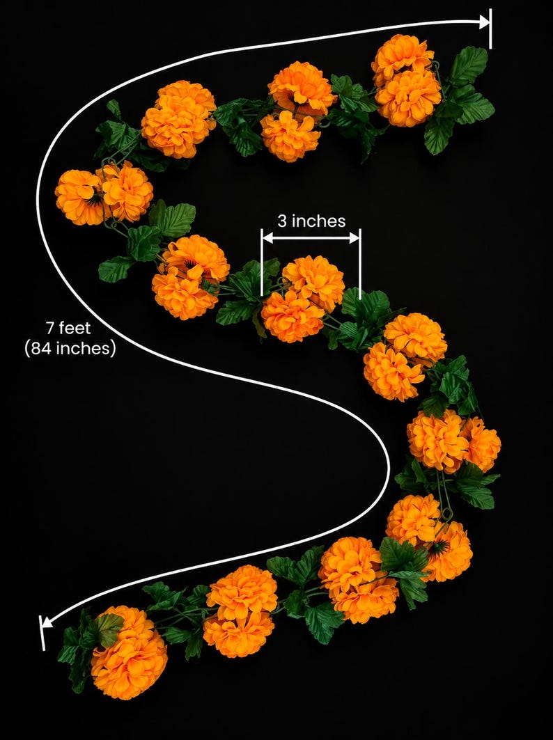 Puede incluir: Una guirnalda decorativa con flores de cal&eacute;ndula de color naranja vibrante y hojas verdes. La guirnalda mide 213 cm de longitud total, con cabezas de flores individuales de 8 cm de di&aacute;metro, como indican las l&iacute;neas de medici&oacute;n blancas.