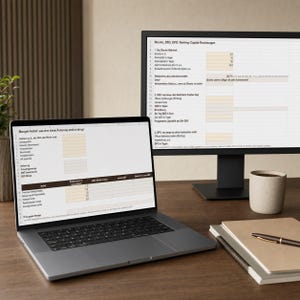 Peut inclure: Un ordinateur portable gris foncé et un écran d'ordinateur noir affichant des feuilles de calcul financières avec du texte en allemand, incluant des titres comme Marge-Hebel et Skonto, DSO, DPO. Un mug en céramique beige et un carnet à spirales avec un stylo.