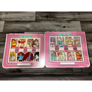 Vintage 1984 Cabbage Patch Kids skrytväska: 16 mini-PVC-figurer (2 fodral)