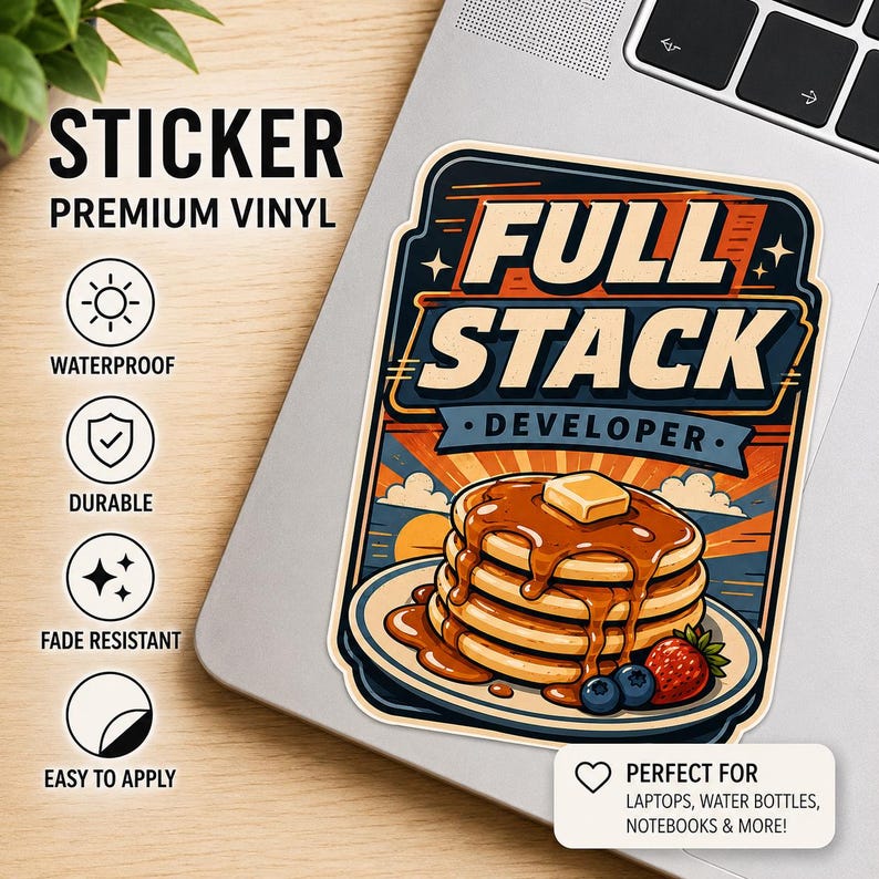 K&ouml;nnte beinhalten: Ein rechteckiger Vinyl-Aufkleber mit einem Stapel Pfannkuchen mit Sirup, Butter und Beeren. Der Text lautet FULL STACK DEVELOPER. Das Design zeigt einen Sonnenuntergang mit Wolken. Der Aufkleber befindet sich auf einer Laptop-Oberfl&auml;che.