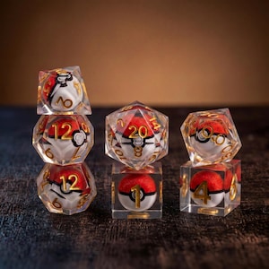 Jeu de dés Capture Ball du MDN, dés polyédriques en résine transparente à bords tranchants, cadeau Gamer D20 TTRPG, dés entraîneur rouges pour fan de RPG de table