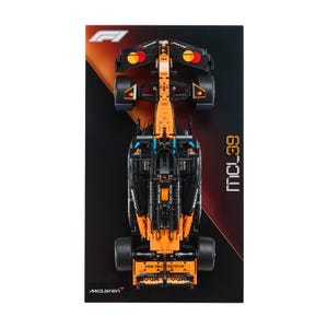 Smal väggmonterad akryldisplay för LEGO Technic McLaren MCL39 F1 42228