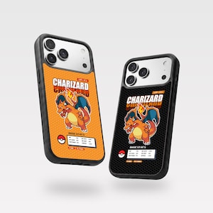 Può includere: Due cover per smartphone con una grafica pixel art di Charizard. Una cover ha uno sfondo arancione con motivo a nido d'ape, l'altra uno sfondo nero. Entrambe mostrano il testo Charizard, le statistiche base e un'icona Poké Ball.